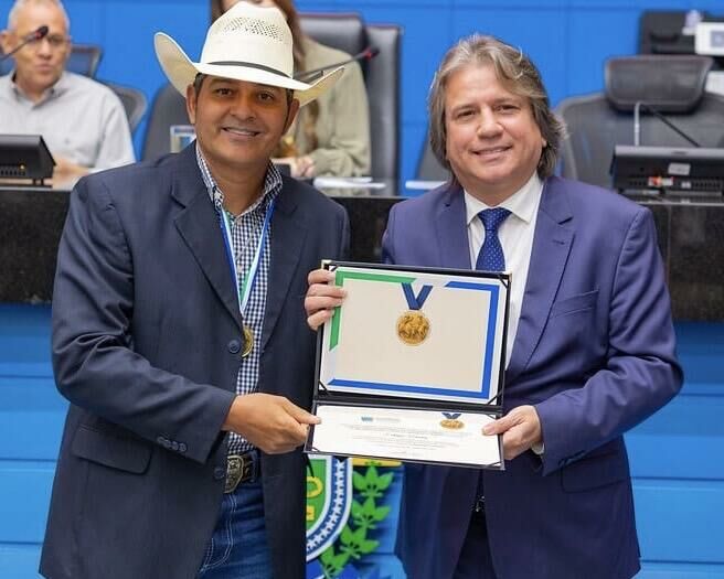 Imagem de compartilhamento para o artigo Locutor Edmar Goiano é homenageado na Assembleia Legislativa e representa Costa Rica no rodeio brasileiro da MS Todo dia